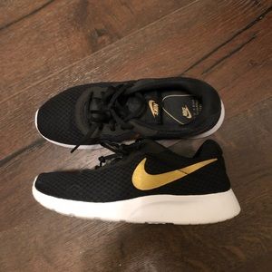 Nike running shoe lightweight black/gold so 8.5